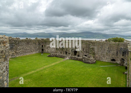 Castillo de Beaumaris, en la isla de Anglesey en el norte de Gales. Foto de stock