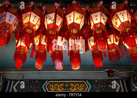 Linternas dentro de Wong Tai Sin Temple, Hong Kong, China Foto de stock