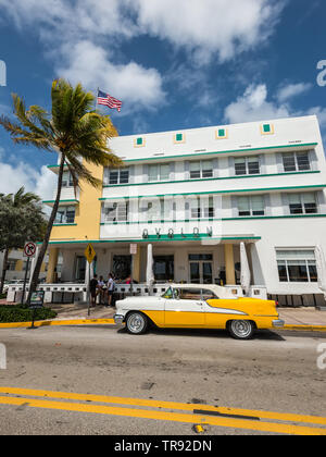 Miami, FL, EEUU - Abril 19, 2019: El Hotel Avalon, en el histórico distrito Art Deco de Miami con los hoteles, cafés y restaurantes de Ocean Drive en Miami Foto de stock