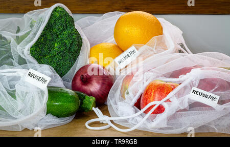 Frutas y Verduras en bolsas de malla reutilizable, con reutilizar etiquetas, me sobre cocina auténtica, libre de plástico real Eco friendly shopping Foto de stock