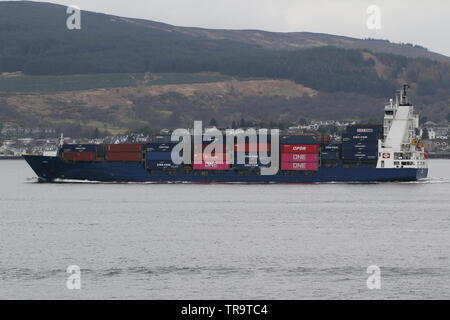 El buque portacontenedores MV Lisa, pasando Gourock en el Firth of Clyde.