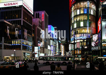 Escena nocturna del barrio de Ginza en Tokio, Japón
