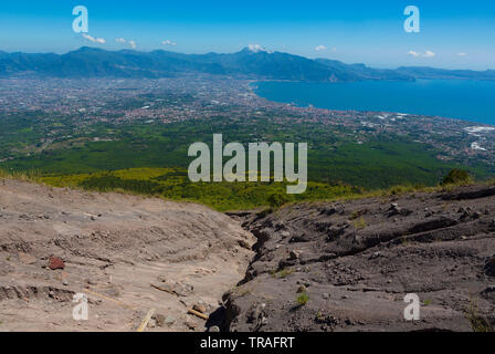 La vista desde la cima del Monte Vesubio domina las ciudades a lo largo de la Bahía de Nápoles, en el sur de Italia.