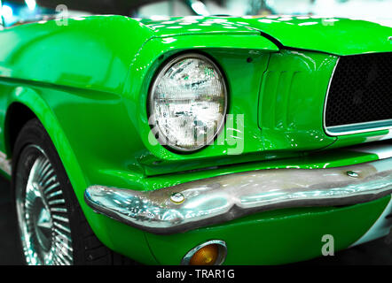 Sankt-Petersburg, Rusia, 21 de julio de 2017: vista frontal de color verde retro clásico Ford Mustang GT.Car detalles exteriores. Los faros de un coche retro. Foto de stock