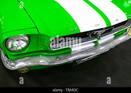 Sankt-Petersburg, Rusia, 21 de julio de 2017: vista frontal de color verde retro clásico Ford Mustang GT.Car detalles exteriores. Los faros de un coche retro. Foto de stock