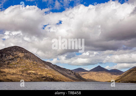 Irlanda del Norte, Co, Alta Mournes, Silent Valley depósito con Slievenlaglogh y pico de Slieve Bearnach Foto de stock