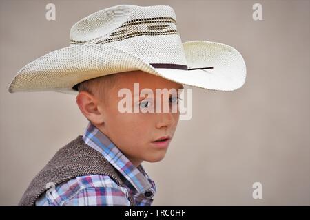 Niño en el sombrero de vaquero y chaleco vaquero Fotografía de stock - Alamy