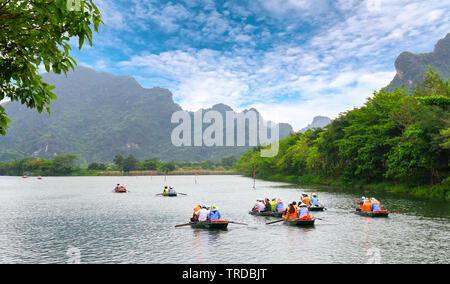 Los turistas que salen de la marina ecoturismo viajar a visitar el paisaje natural en pequeñas embarcaciones por el río Foto de stock
