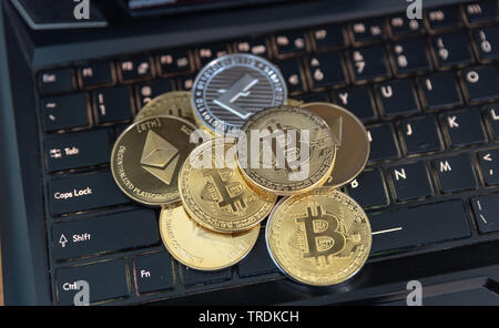 Un montón de monedas en un teclado Cryptocurrencies , Lite-coin ,, Ethereum bitcoin Foto de stock