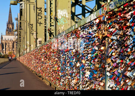 Amor bloquea el puente Hohenzollern, en Alemania, en Renania del Norte-Westfalia, Colonia Foto de stock
