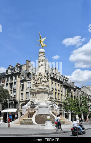 Reims (noreste de Francia): Òplace Drouet dÕErlonÓ plaza con la fuente y sube su reluciente estatua de oro de la Victoria de Samotracia, y edificios de th Foto de stock