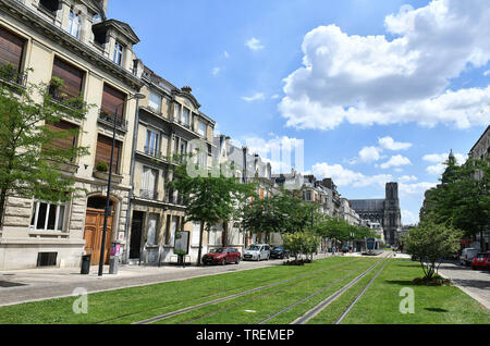 Reims (noreste de Francia): las fachadas de los edificios a lo largo de Òcours Langlet' Street en el centro de la ciudad y las vías del tranvía, con la catedral de fondo * Foto de stock