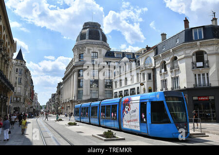 Reims (noreste de Francia): Tranvía en ' lugar Myron Herrick ' plaza y vista de la rue de Vesle ' ' street en el centro de la ciudad Foto de stock