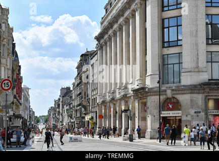 Reims (noreste de Francia): peatones en 'Rue de Vesles' Street en el centro de la ciudad Foto de stock