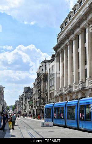 Reims (noreste de Francia): Tranvía en 'Rue de Vesles' Street en el centro de la ciudad Foto de stock