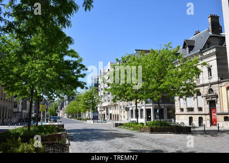 Reims (noreste de Francia): edificios en 'rue Buirette' Street en el centro de la ciudad Foto de stock