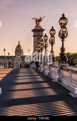 Puente Alexandre III en París al atardecer