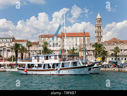 Excursión en bote, Waterfront, Split, Croacia. Diocletion's Palace se encuentra en el fondo. Foto de stock