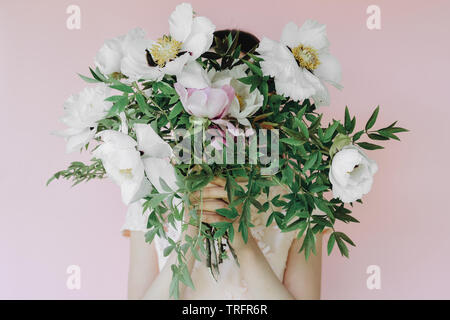 Garota Com Buquê De Peonias. Buquê De Peões. Entrega De Flores No Local De  Trabalho. Menina De Primavera Com Flores. Buquê Como Pr Imagem de Stock -  Imagem de feminilidade, senhora: 172671793