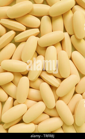 Imagen vertical de montón de color amarillo cremoso suplemento ovalada pills Foto de stock
