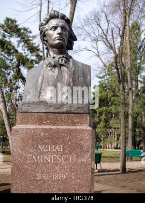 CHISINAU, Moldova, 21 de marzo de 2019: Mihai Eminescu busto por Lazar Dubinovschi en el Callejón de los clásicos Foto de stock
