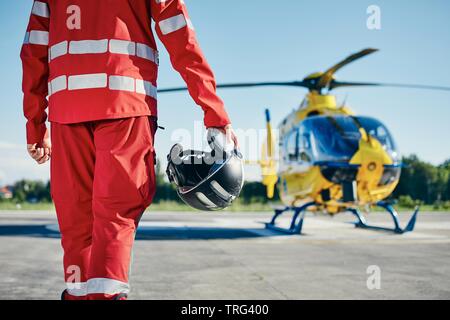 Alarma para helicópteros de servicios médicos de emergencia. Paramédico girando al helicóptero en el helipuerto. Los temas de rescate, ayuda y esperanza.