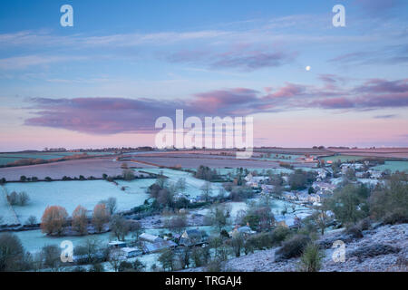 La menguante menguante Luna sobre Poyntington en una helada mañana de invierno, Dorset, Inglaterra, Reino Unido.