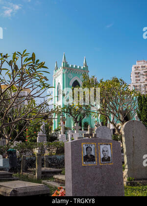 Macao, China - Noviembre 2018: La capilla de San Miguel y el cementerio en el centro de la ciudad con las tumbas de católico chino y portugués de Macao Foto de stock