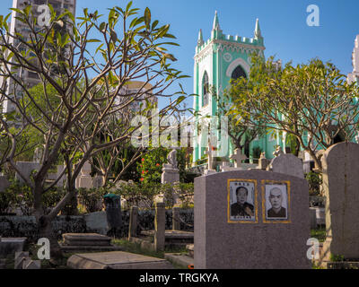 Macao, China - Noviembre 2018: La capilla de San Miguel y el cementerio en el centro de la ciudad con las tumbas de católico chino y portugués de Macao Foto de stock