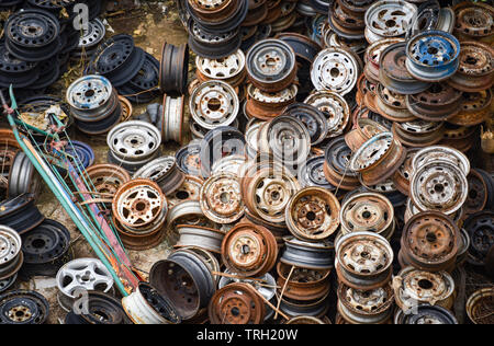 Chatarra / montón de viejas llantas de metal oxidado en el coche rueda dum residuos del vehículo Foto de stock
