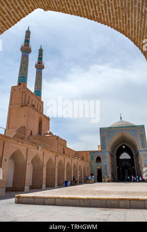 El siglo XIV Masjid-e Jame Mezquita en Yazd, Irán. La mezquita es conocida por sus azulejos de mosaico y tener el más alto portal en Irán. Foto de stock