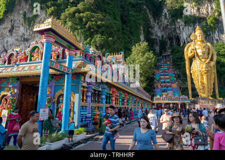Las Cuevas Batu, Kuala Lumpur, 1 de mayo de 2019 - con el templo hindú más grande del mundo Señor Murugan estatua & 272 pasos coloridos escaleras Foto de stock