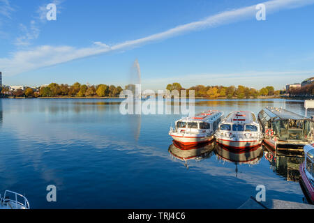 Vista del Lago Alster o Binnenalster con fuentes Alster en Hamburgo. Alemania