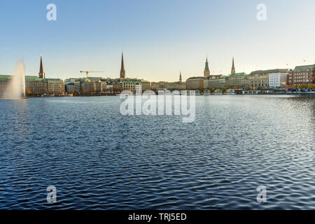 Hamburgo, Alemania - 07 de noviembre de 2018: Ver el Binnenalster o Lago Alster con fuentes Alster