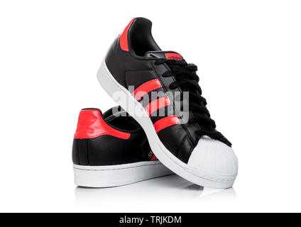 Londres, Reino Unido - Junio 05, 2019: Originales Adidas Superstar zapatos negros con franjas rojas sobre un fondo Fotografía de stock - Alamy