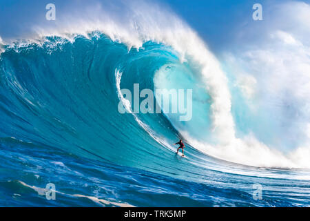 Un tow-in surfer desciende el rostro de Hawaii's big surf en Peahi (Jaws) off Northshore Maui.
