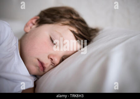 Niño de 3 años niño durmiendo en la cama. Closeup