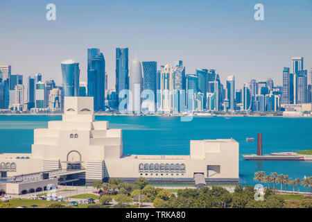 Panorama de Doha con el Museo de Arte Islámico de Doha, Qatar.