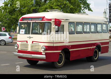 San Petersburgo, Rusia - 25 de mayo de 2019: bus soviético RAF-251 cerca. Fragmento del desfile de retrotransport en honor de la ciudad de día
