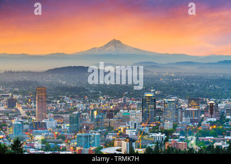 En Portland, Oregón, EE.UU. ciudad con Mt. El capó al amanecer. Foto de stock