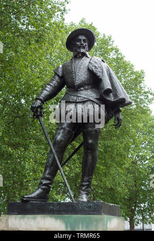 Estatua de bronce de Sir Walter Raleigh fuera del Museo Marítimo Nacional, Park Row, la península de Greenwich, Londres, SE10, REINO UNIDO Foto de stock