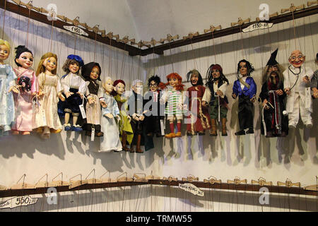 Checa marionetas artesanales para la venta en Praga Foto de stock