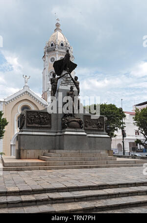 El monumento de Simón Bolívar y la iglesia de san Francisco de Asís en el casco viejo de ciudad de Panamá