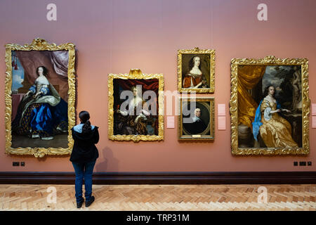 Visitante mirando pinturas del interior de Scottish National Portrait Gallery en Edimburgo, Escocia, Reino Unido
