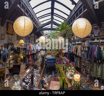 69a Renshaw Street,Bricabrac,antigüedades,Vintage,Ropa,tienda,Liverpool,Inglaterra  tienda ecléctica en un edificio repleto de antigüedades, curiosidades y en  todo el mundo Fotografía de stock - Alamy