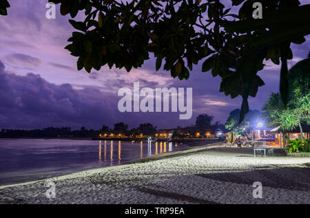 Vista de Breakas resort frente a la playa por la noche, Port Vila, Vanuatu, en la Melanesia