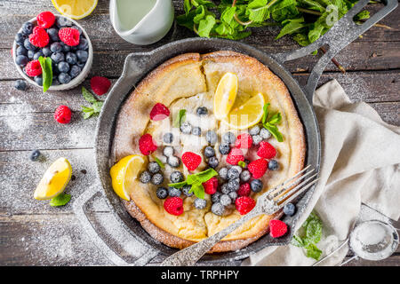 Desayuno dulce bebé holandés vegano coció panqueques con frutas y bayas, madera espacio copia de fondo Foto de stock