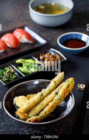 Comida japonesa con sushi y verduras