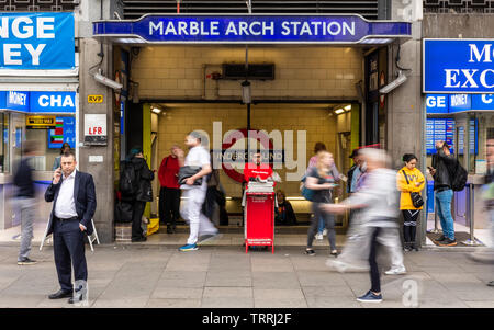 Londres, Inglaterra, Reino Unido - 23 de abril de 2019: una multitud de viajeros a pie hasta la entrada de la estación de metro Marble Arch en hora punta en el londinense Oxford Street. Foto de stock