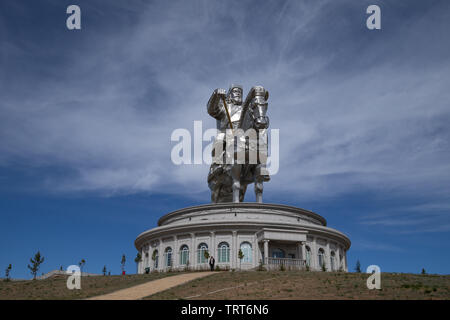 La mayor estatua ecuestre del mundo cerca de Ulaanbaatar, en Mongolia. Conocido localmente como la gran estatua de Gengis Khan Genghis Khan Foto de stock